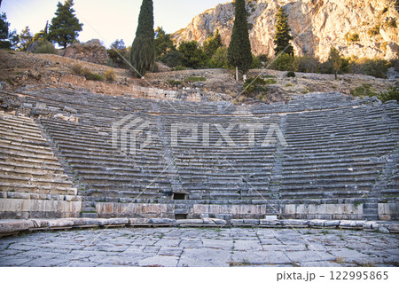 デルフィのギリシャ古代遺跡の景観 122995865