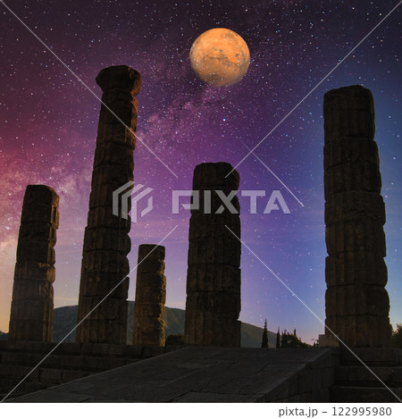 デルフィのギリシャ古代遺跡の景観 122995980