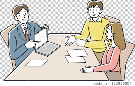 一名男子使用電腦解釋,青年男女正在聽他講話 一名男子使用電腦解釋,青年男女正在聽他講話 122996004