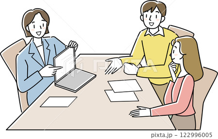 PCを使って説明する女性とそれを聞く若い男女 122996005