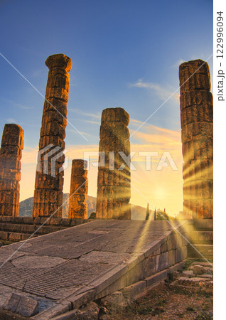 デルフィのギリシャ古代遺跡の景観 122996094