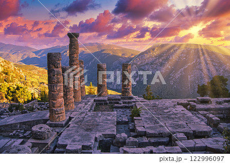 デルフィのギリシャ古代遺跡の景観 122996097