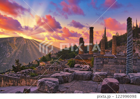 デルフィのギリシャ古代遺跡の景観 122996098