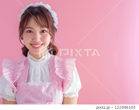 ピンクのメイド服のウェイトレス 122996105