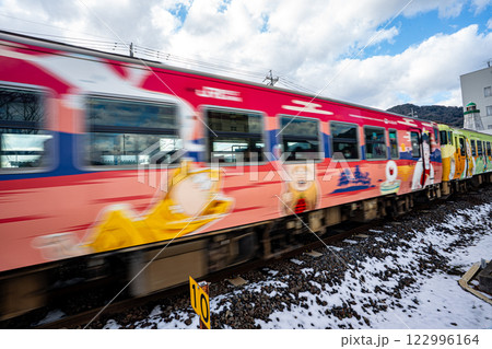 鳥取境港駅を発車した『ねこ娘列車』と寝「ぼけた」ねずみ男 鳥取境港駅を発車した『ねこ娘列車』と寝「ぼけた」ねずみ男 122996164