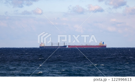 すれ違う運搬船1（衝突寸前にも見えるが） 122996613