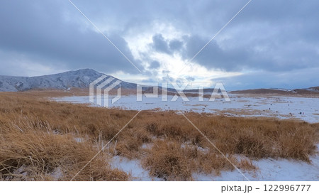 阿蘇積雪の草千里ヶ浜と烏帽子岳4 阿蘇積雪の草千里ヶ浜と烏帽子岳4 122996777
