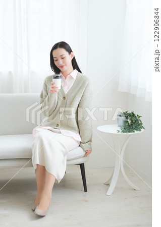 小休止をするビジネスウーマン 122996844