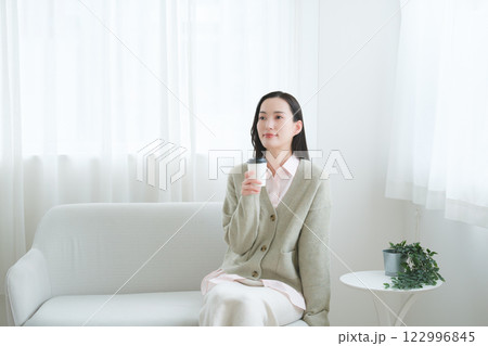 小休止をするビジネスウーマン 122996845