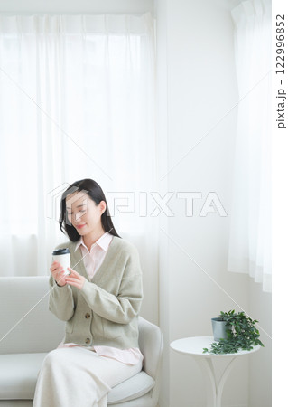 小休止をするビジネスウーマン 122996852