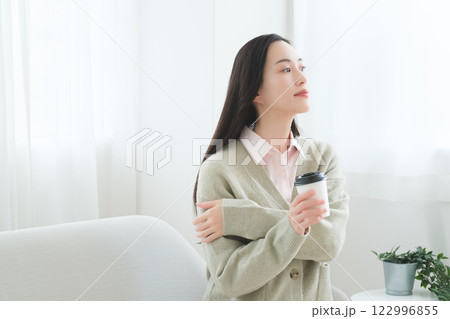 小休止をするビジネスウーマン 122996855