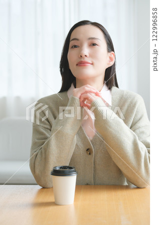テーブルに座って考え事をするビジネスウーマン 　　　　　 122996858