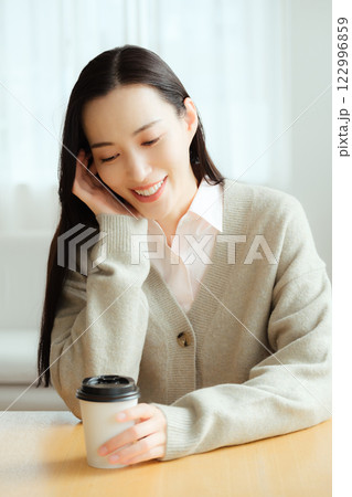 テーブルに座って考え事をするビジネスウーマン 　　　　　 122996859