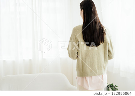 小休止をするビジネスウーマン 122996864