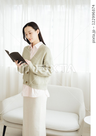 ノートを読み返すビジネスウーマン 122996874