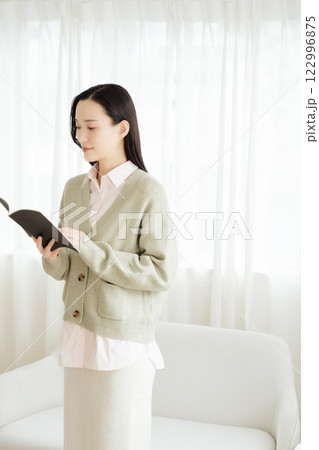 ノートを読み返すビジネスウーマン 122996875