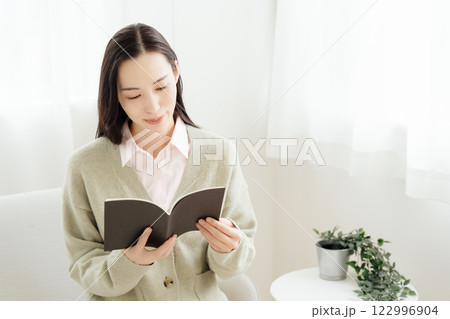 ノートを読み返すビジネスウーマン 122996904