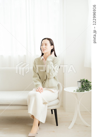 小休止をするビジネスウーマン 122996916