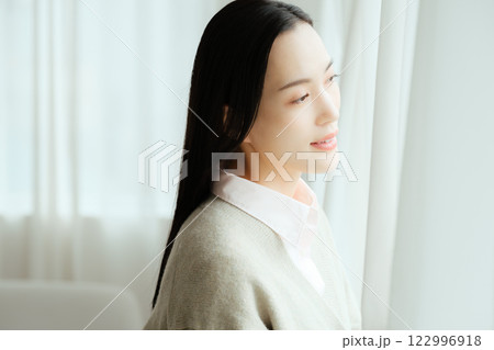 オフィスの窓から外を見るビジネスウーマン 122996918