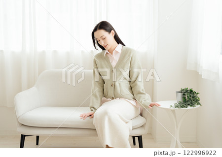 小休止をするビジネスウーマン 122996922