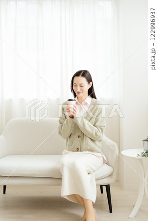 小休止をするビジネスウーマン 122996937