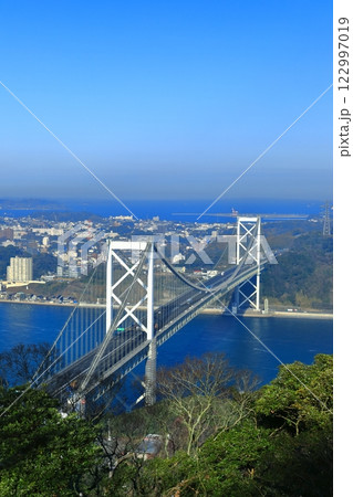 快晴の関門橋（関門海峡） 122997019