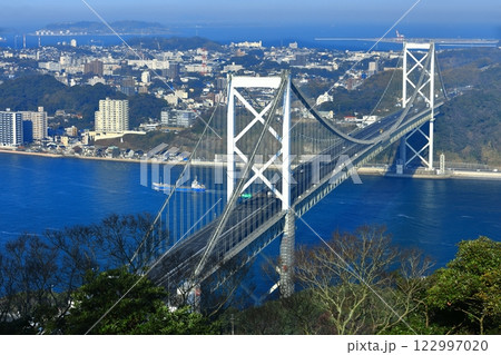 快晴の関門橋（関門海峡） 122997020
