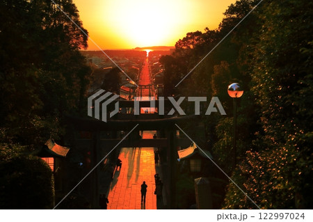 【福岡県】絶景日の宮地嶽神社の夕日の祭（光の道） 122997024