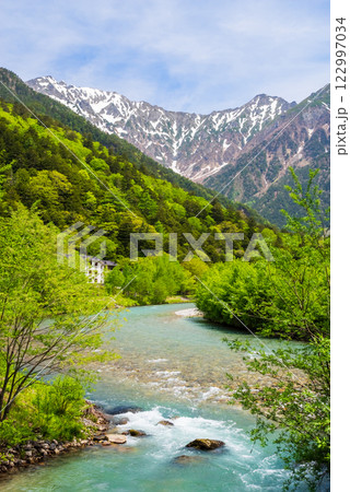 《新緑の上高地》田代橋・穂高橋周辺から望む梓川の流れと残雪の穂高連峰 《新緑の上高地》田代橋・穂高橋周辺から望む梓川の流れと残雪の穂高連峰 122997034