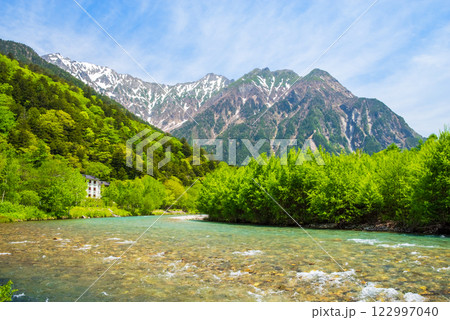 《新緑の上高地》田代橋・穂高橋周辺から望む梓川の流れと残雪の穂高連峰 122997040