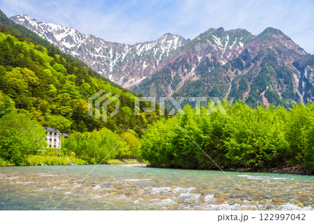 《新緑の上高地》田代橋・穂高橋周辺から望む梓川の流れと残雪の穂高連峰 《新緑の上高地》田代橋・穂高橋周辺から望む梓川の流れと残雪の穂高連峰 122997042