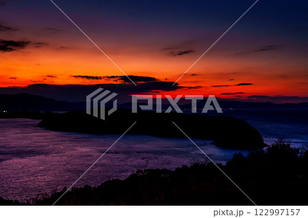 和歌山紀淡海峡の美しい夕焼け　山際の真っ赤な空からブルーモーメントへの美しいグラデーションの空②　 122997157