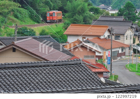 山間の町を走る木次線の電車（奥出雲町） 122997219