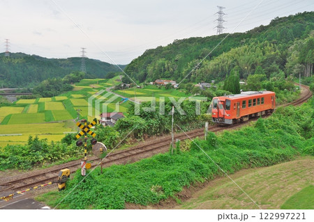 田園地帯を走るローカル線(木次線:奥出雲町) 田園地帯を走るローカル線(木次線:奥出雲町) 122997221
