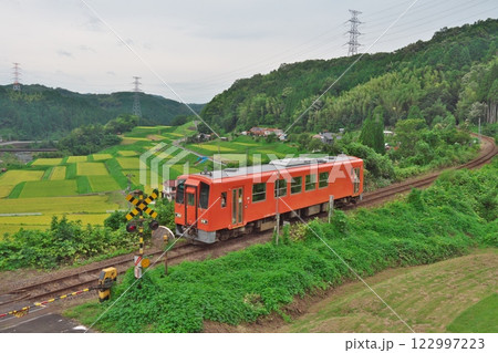 田園地帯を走る木次線電車（奥出雲町） 122997223