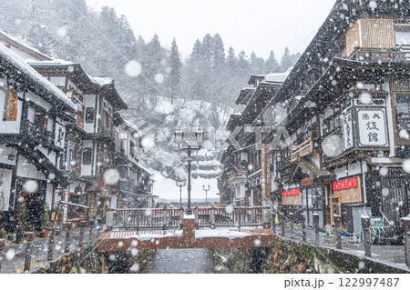 雪降る銀山温泉　（山形県） 122997487