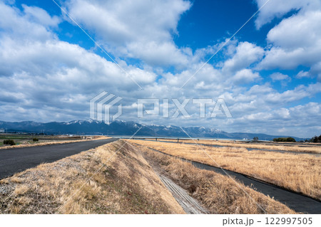 野洲川河口付近から見る雪の比良山系 122997505