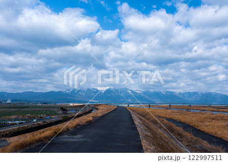 野洲川河口付近から見る雪の比良山系 122997511