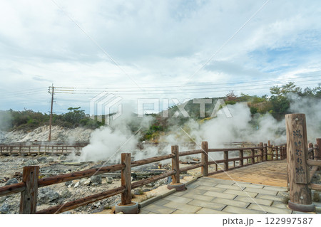 長崎県雲仙市　湯煙の立ち込める雲仙地獄の湯けむり橋 122997587