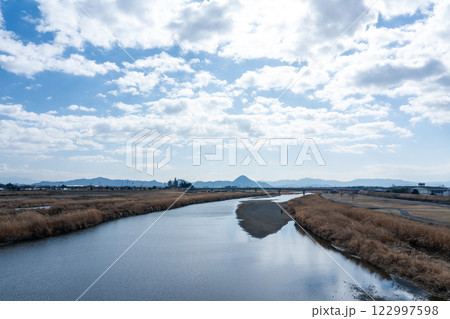 野洲川河口付近から見る三上山のシルエット 野洲川河口付近から見る三上山のシルエット 122997598