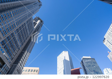 高層ビルを見上げるオフィス街の風景 高層ビルを見上げるオフィス街の風景 122997620