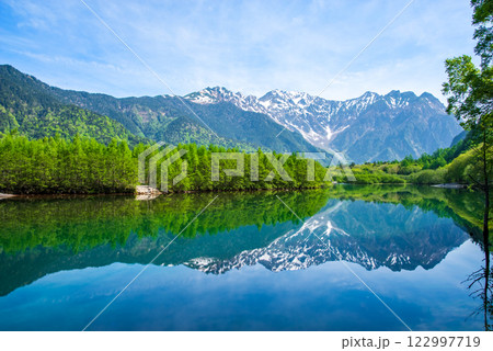 新緑の上高地《大正池と穂高連峰》 122997719