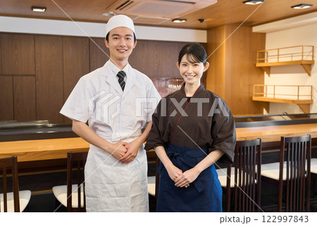 笑顔で日本料理店で働く従業員 122997843