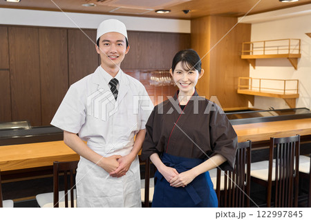 笑顔で日本料理店で働く従業員 笑顔で日本料理店で働く従業員 122997845