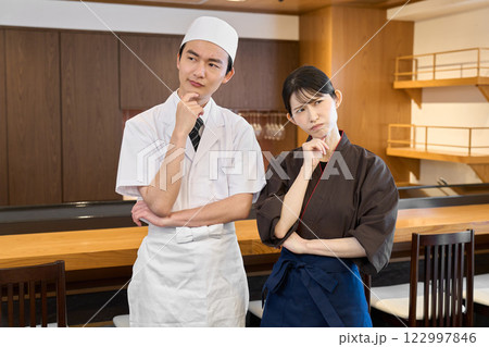 悩む日本料理店で働く従業員 122997846