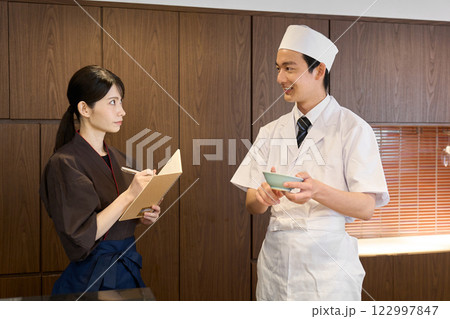 研修を受ける和食の従業員 122997847
