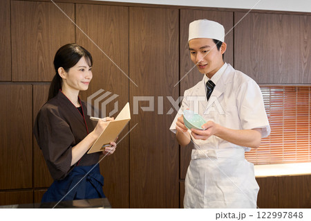 研修を受ける和食の従業員 122997848