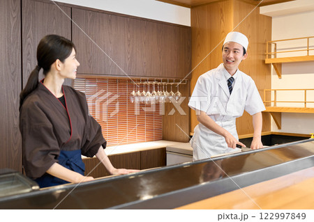 楽しく働く和食の従業員 楽しく働く和食の従業員 122997849