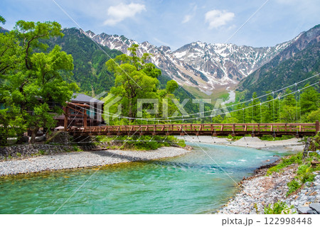 《新緑の上高地》河童橋と穂高連峰 《新緑の上高地》河童橋と穂高連峰 122998448