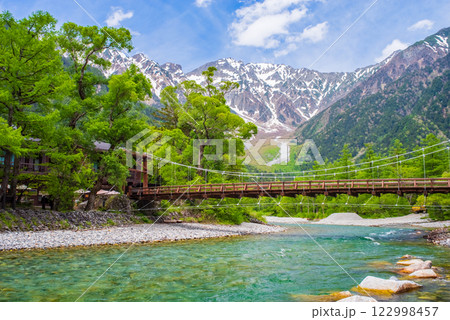 《新緑の上高地》河童橋と穂高連峰  122998457
